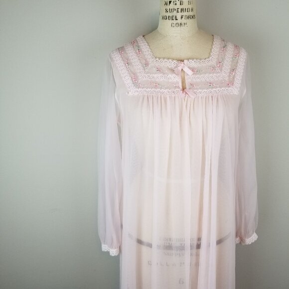 Pretty Vintage 1950's Long Chiffon Pale Pink Robe with Lace Detail - Picture 1 of 11